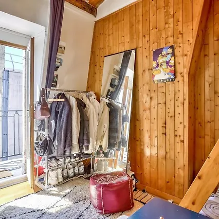 Mezzanine Studio In The 20th District *