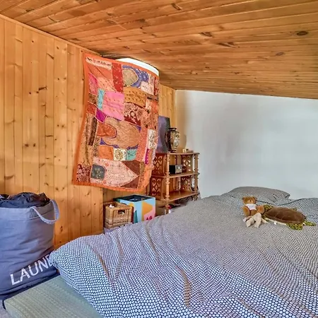Mezzanine Studio In The 20th District *