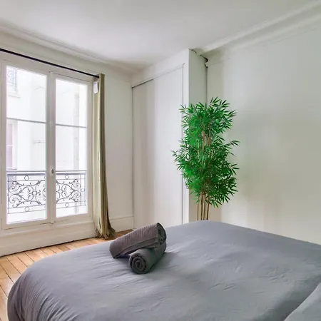 Luxurious 1 Bedroom Notre Dame De Monge Free Netflix * Paříž