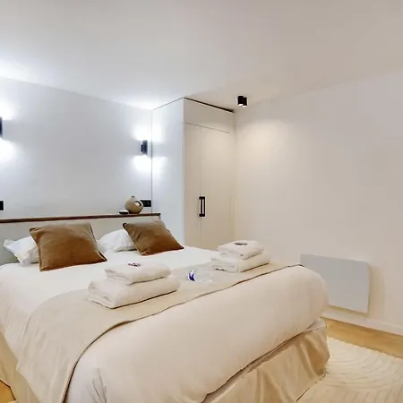 Chic Parisian Retreat 2-bedroom In The Vibrant 10th Arrond *