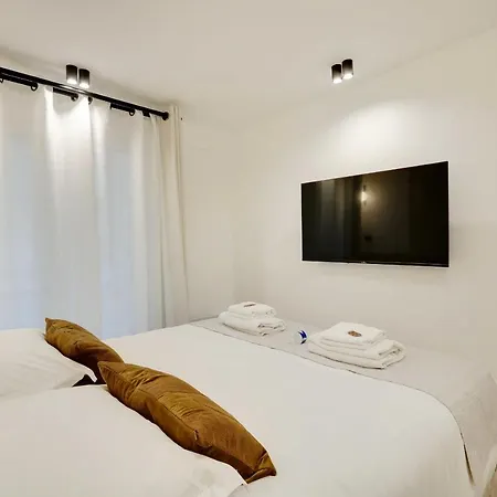 Apartment Chic Parisian Retreat 2-bedroom In The Vibrant 10th Arrond *