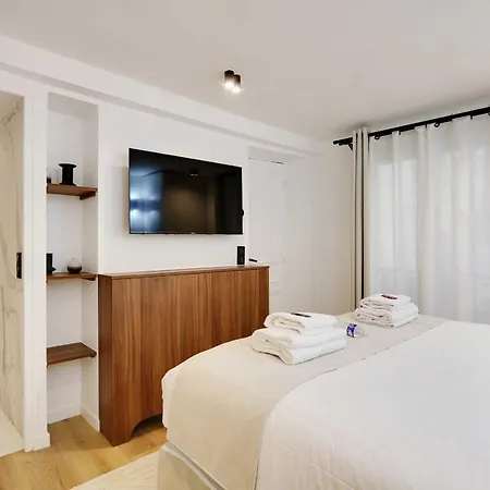 Chic Parisian Retreat 2-bedroom In The Vibrant 10th Arrond Apartment *