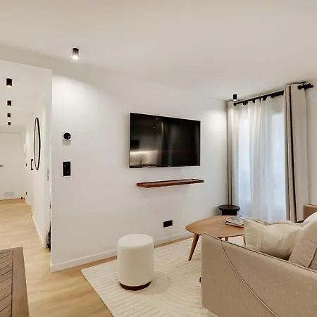 Chic Parisian Retreat 2-bedroom In The Vibrant 10th Arrond Apartment