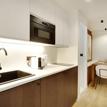Chic Parisian Retreat 2-bedroom In The Vibrant 10th Arrond Apartment