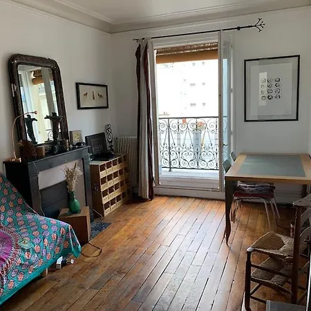 Stylish Flat With Balcony Facing South بيت ضيافة