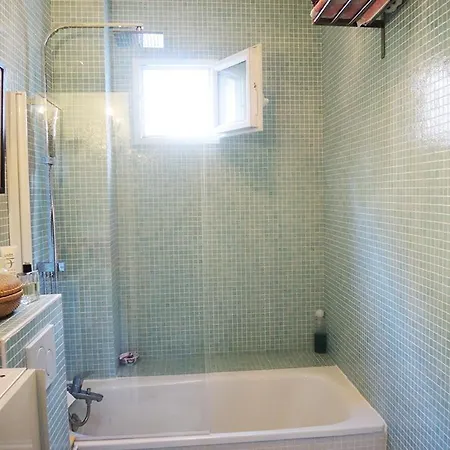 بيت ضيافة Stylish Flat With Balcony Facing South
