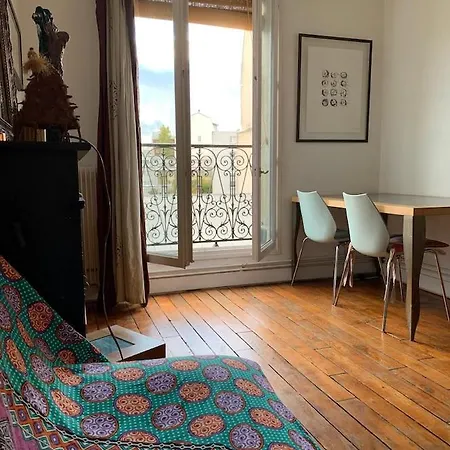 Stylish Flat With Balcony Facing South * باريس