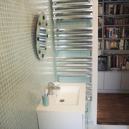 بيت ضيافة Stylish Flat With Balcony Facing South *