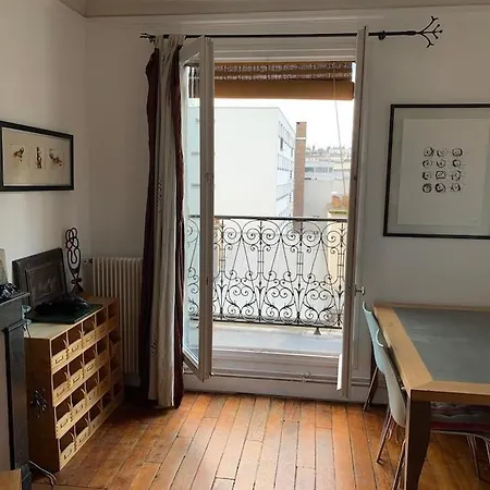 Stylish Flat With Balcony Facing South بيت ضيافة