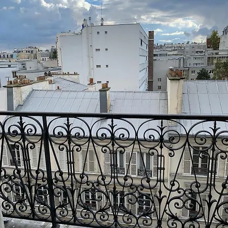 Stylish Flat With Balcony Facing South بيت ضيافة باريس
