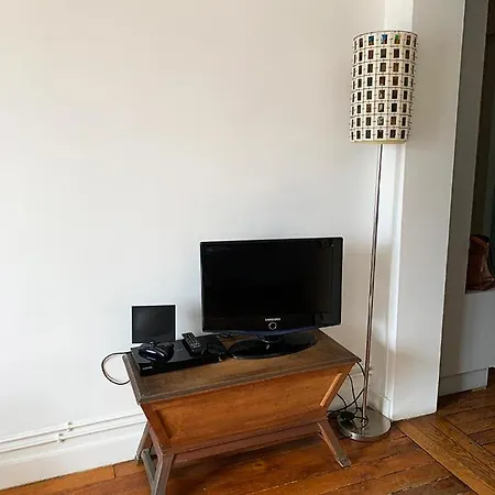Stylish Flat With Balcony Facing South بيت ضيافة