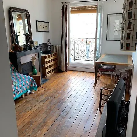 Stylish Flat With Balcony Facing South * باريس