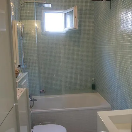 Stylish Flat With Balcony Facing South باريس
