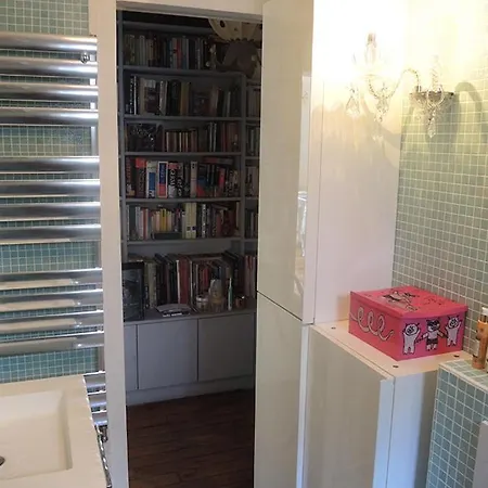Stylish Flat With Balcony Facing South باريس
