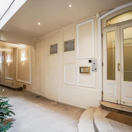 In Rue Saint-honore Paris