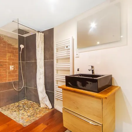 Large Flat Very Close To Montmartre דירה פריז
