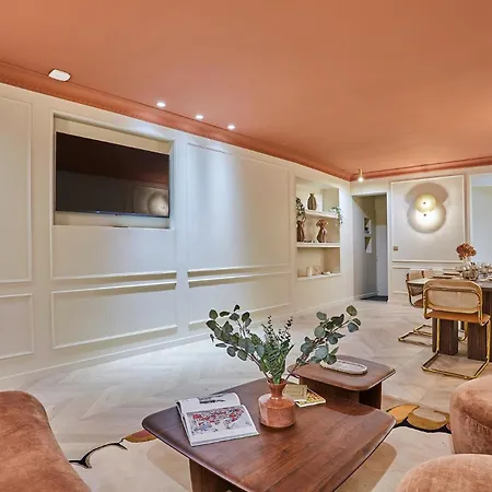 3 Bedrooms Center Of By Prestige Διαμέρισμα *