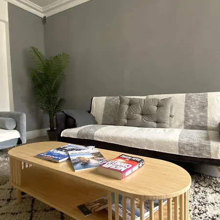 Des Champs Elysees Apartment