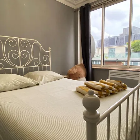 Des Champs Elysees Apartment Paris