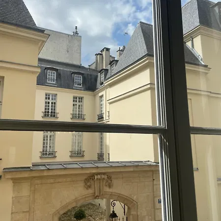 Golden Braque: Luxury Meet History Apartment Paris