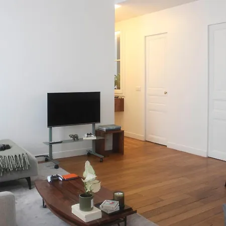 Charming 2-bedroom In The 16 Apartment *