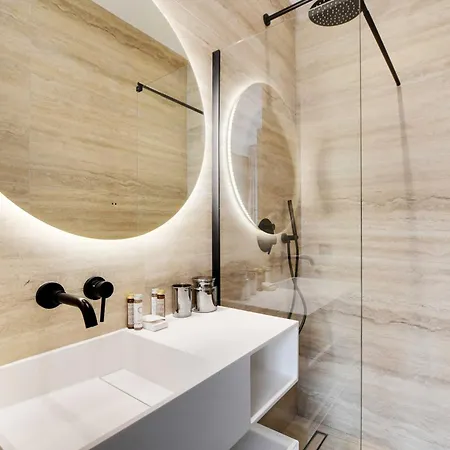 Lovely Refurbished In Vibrant 18th District *