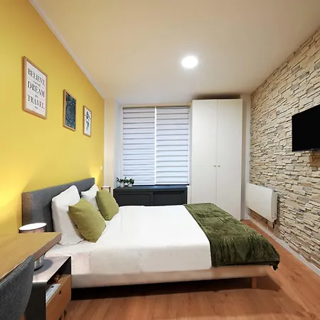 Modern Bright And Fully Renovated