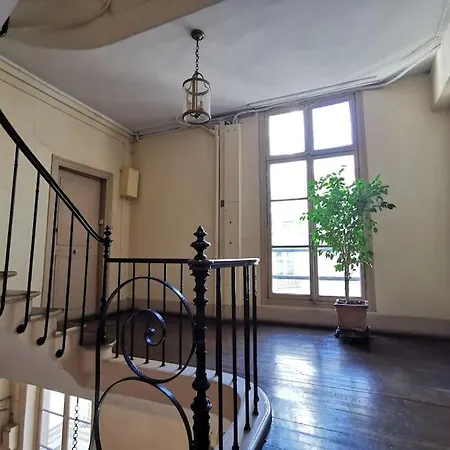 Joli Cocon Avec Terrasse Dans Le Marais Paris