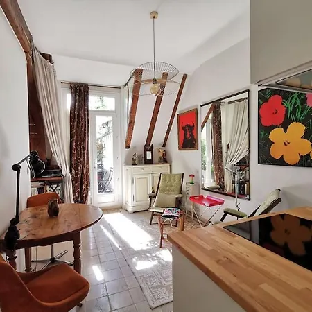 Joli Cocon Avec Terrasse Dans Le Marais Paris