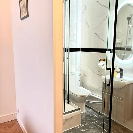 Lucas Salle De Bain Privative Rum i privatbostad Paris