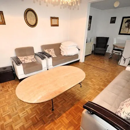 Spacious, Bright With Private Parking Lejlighed