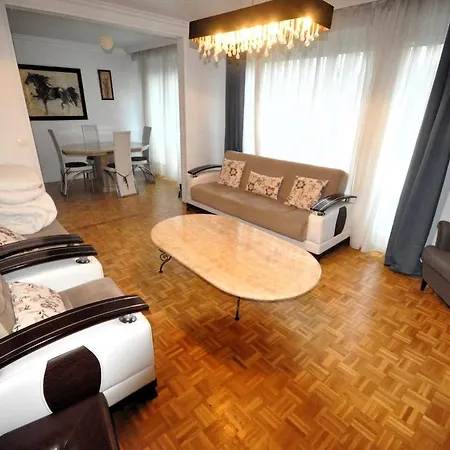 Lejlighed Spacious, Bright With Private Parking