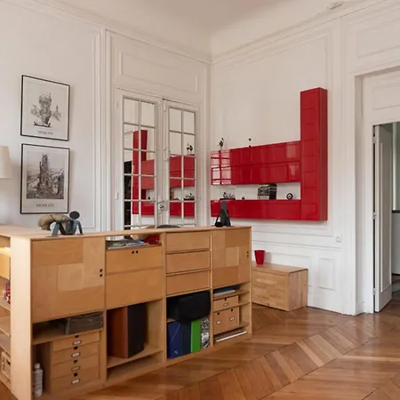 Spacious Nest With Terrace Near Batignolles * Parijs
