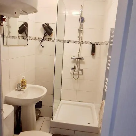 Au Pied De Montmartre Dans Avec Gardien Et De Surveillance *