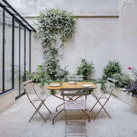 Lägenhet Sumptuous House With Patio Paris
