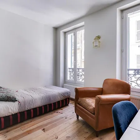 Lägenhet Sumptuous House With Patio Paris