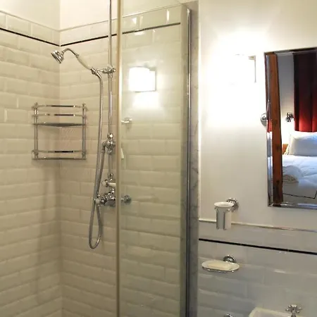 Apartment Fully Renovated Very Quiet Charming 2bed/2bath Flat In The Marais Sleeps Up To 4 *