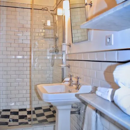 Fully Renovated Very Quiet Charming 2bed/2bath Flat In The Marais Sleeps Up To 4 * Paris