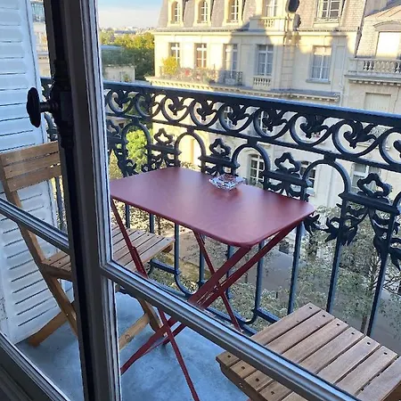 Outstanding 2 Bedrooms With A Terrific Eiffel Tower View アパート