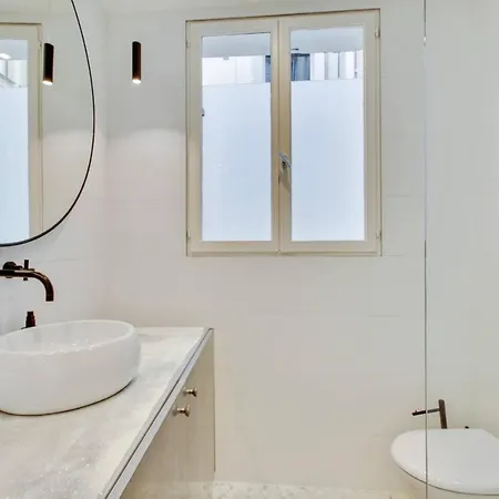 Refurbished Design Flat -near Champs-elysees パリ