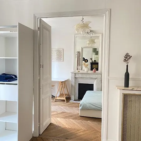 Nice cosy apartment -Haussmannien style- 2 rooms *
