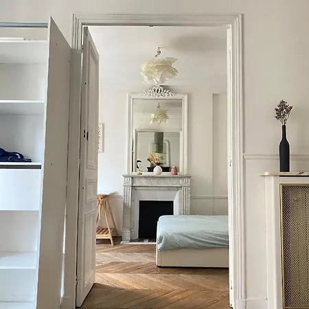 Nice cosy apartment -Haussmannien style- 2 rooms *