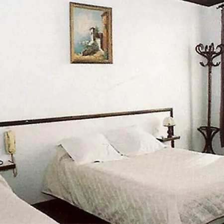 Avenir Hotel 2*