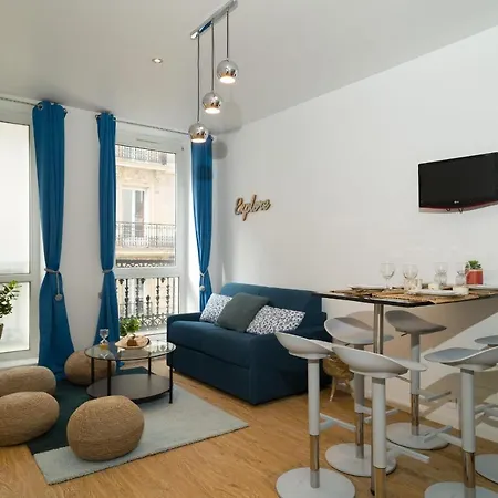 2 Bedrooms In 8th Apartment Paris