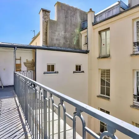 Mezzanine Studio In The 20th District Appartamento