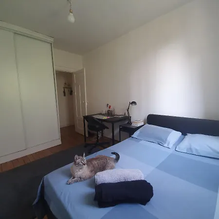 Amplo Quarto Em París