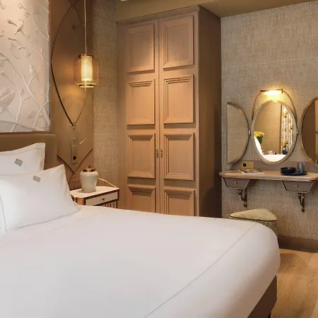 La Demeure Montaigne Hotel