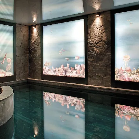 La Demeure Montaigne Hotel