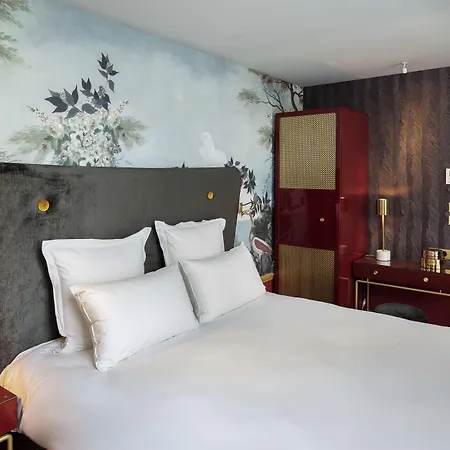 Snob Hotel