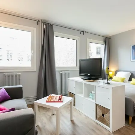 Nicely Decorated Modern Studio Near The Eiffel Tower - - Welkeys